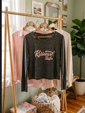 Kittenish Gray Long Sleeve 'Kittenish Babe' Graphic Top ~ Jr XXL Women’s 10-12